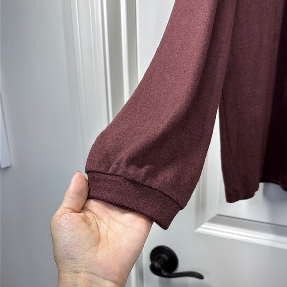 Bobeau Rich Brown Cold Shoulder Top - Picture 4 of 6